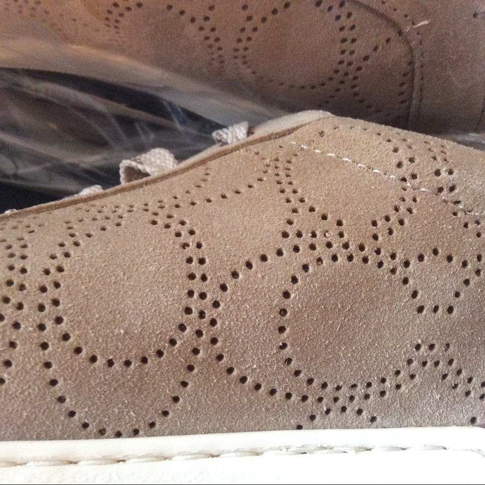 Men’s COACH Clip Low Top Sneakers - Picture 2 of 9